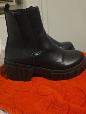 Platform Chelsea Boots for Women - Black